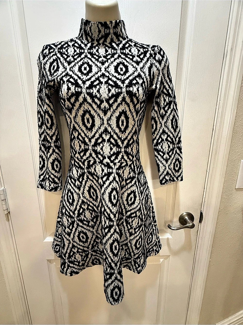 H&M Geometric Mini Dress in Black & White Size XS Like New